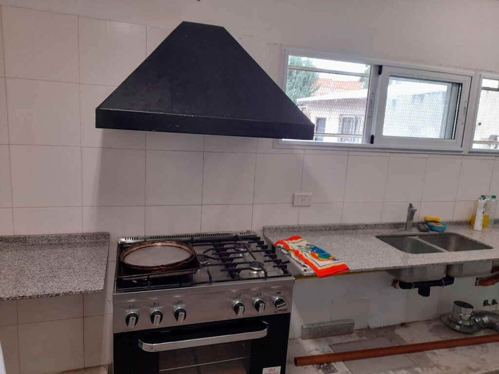 Arreglos en la cocina del Jardín de Infantes 908 para la reapertura del Comedor