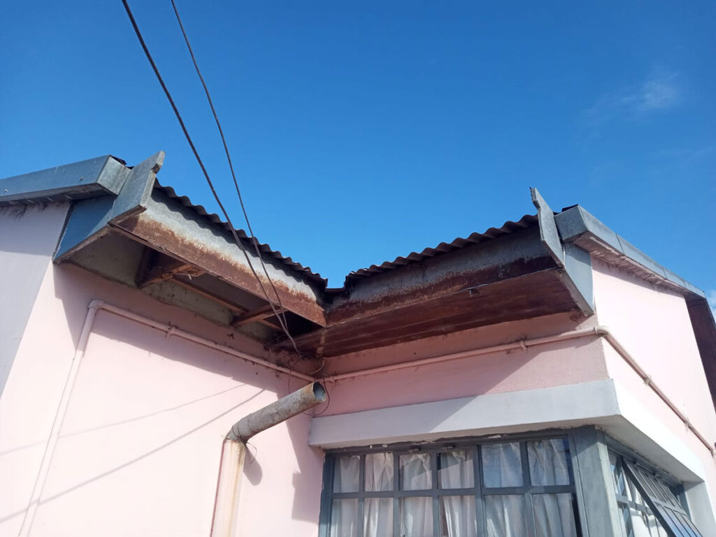Mantenimiento del techo de la Primaria 17 de Lima