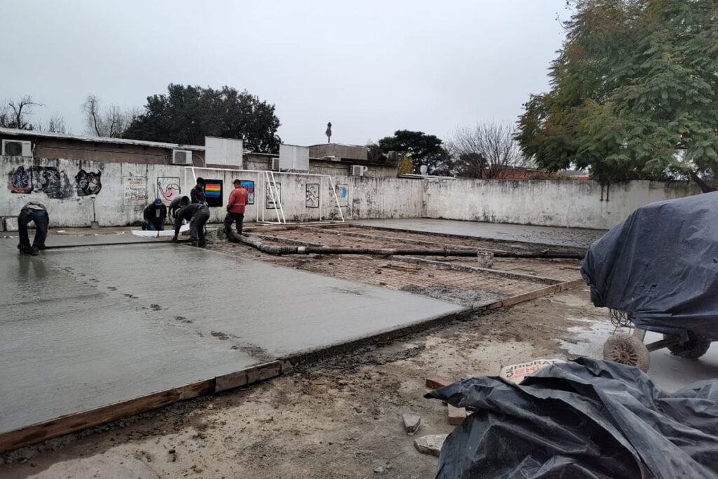 En la Secundaria 9 avanza la obra en el playón deportivo